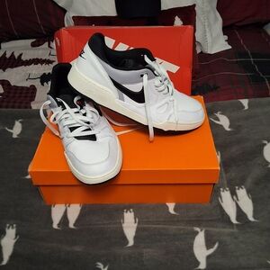 Nike Men's Black and White Sneakers
